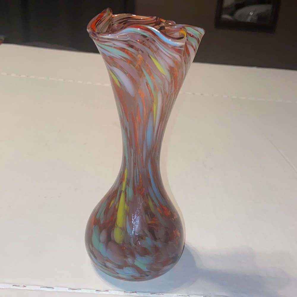 Swirl art glass 7 inch fluted vase